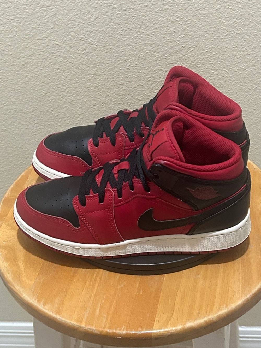 Jordan 1 Mid Reverse Bred (GS) 554725-660 - Picture 2 of 6